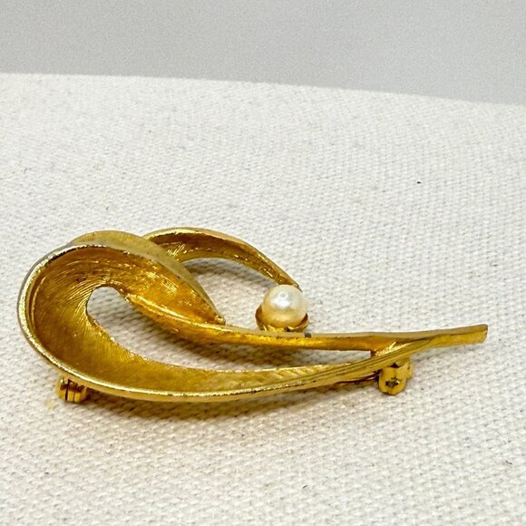 BSK Vintage Brooch MCM Mid-Century Classic Gold-Tone Faux‎ Pearl Signed - Picture 4 of 9